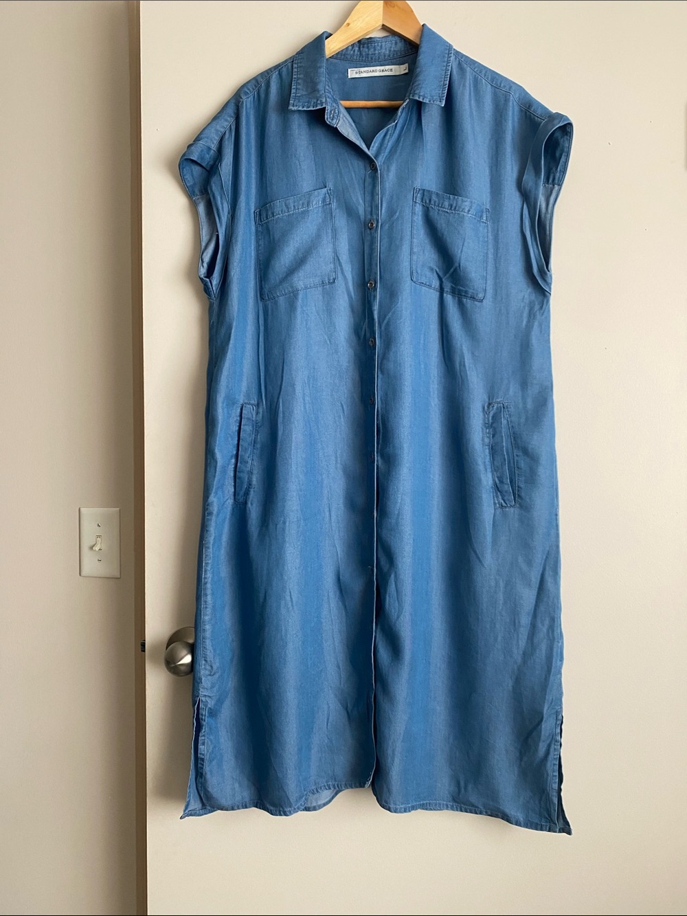 Standard Grace Blue Short-Sleeve Chambray Shirt Dress. Size L - Picture 2 of 8